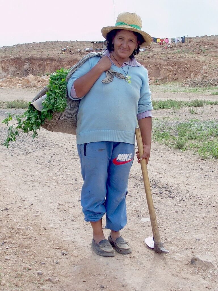 Nuevo Santiago lady with her shoulder harvest bag, Peru