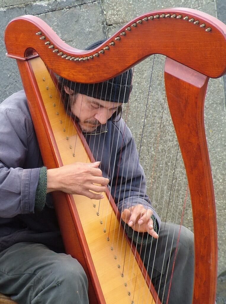 harp player cliffs of moher