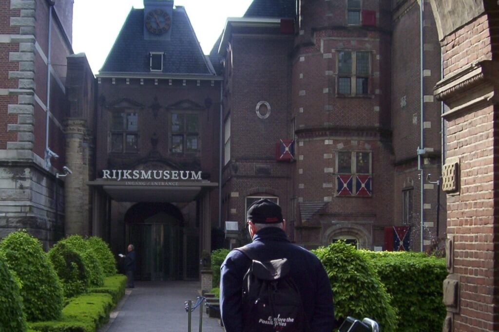 entrance to rijksmuseum in amsterdam