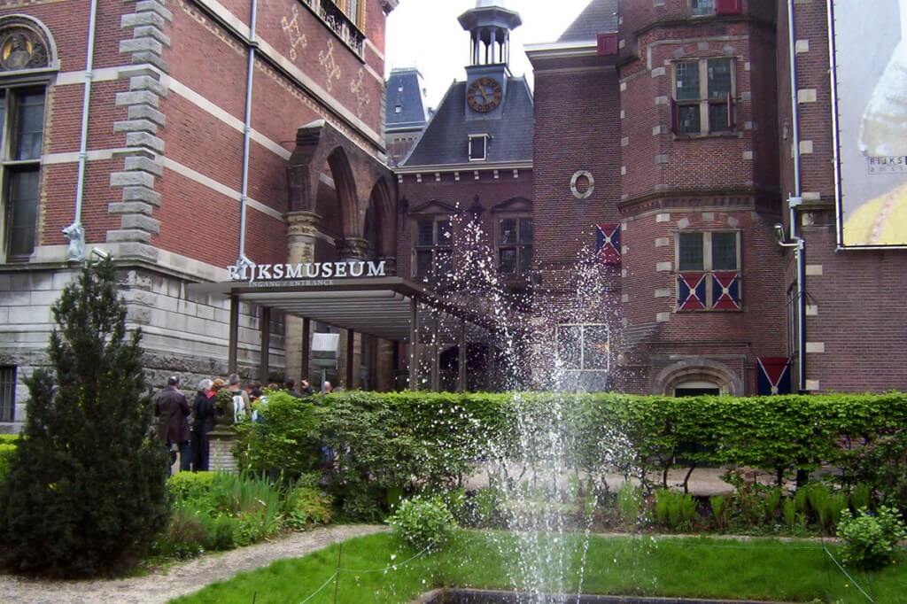 exterior entrance of rijksmuseum - amsterdam