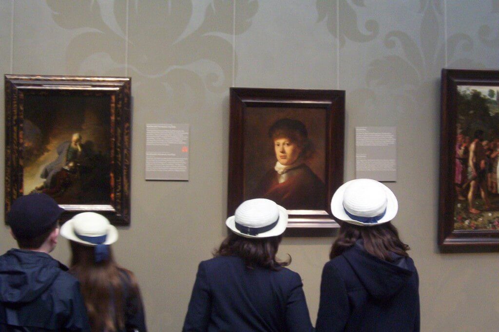 students look at portrait of rembrandt - rijksmuseum - amsterdam
