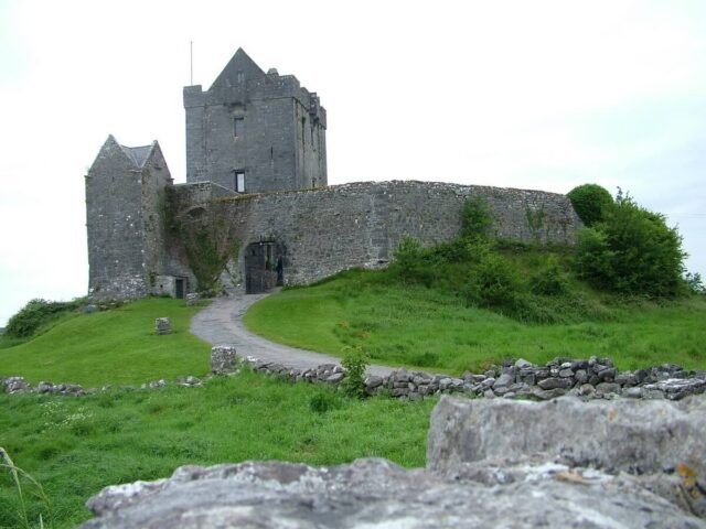 dunguaire castle - ireland - 3
