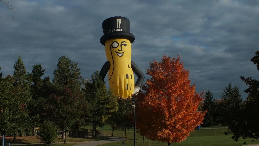 mr peanut hot air balloon in toronto, ontario