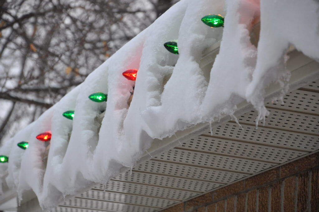 christmas-tree-lights-with-snowy-trim-1