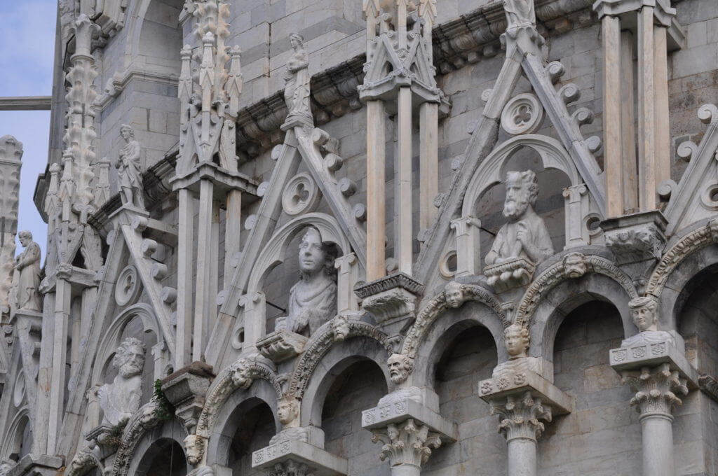 columns-and-statues-on-the-side-of-circular-baptistery-in-pisa-tuscany-italy