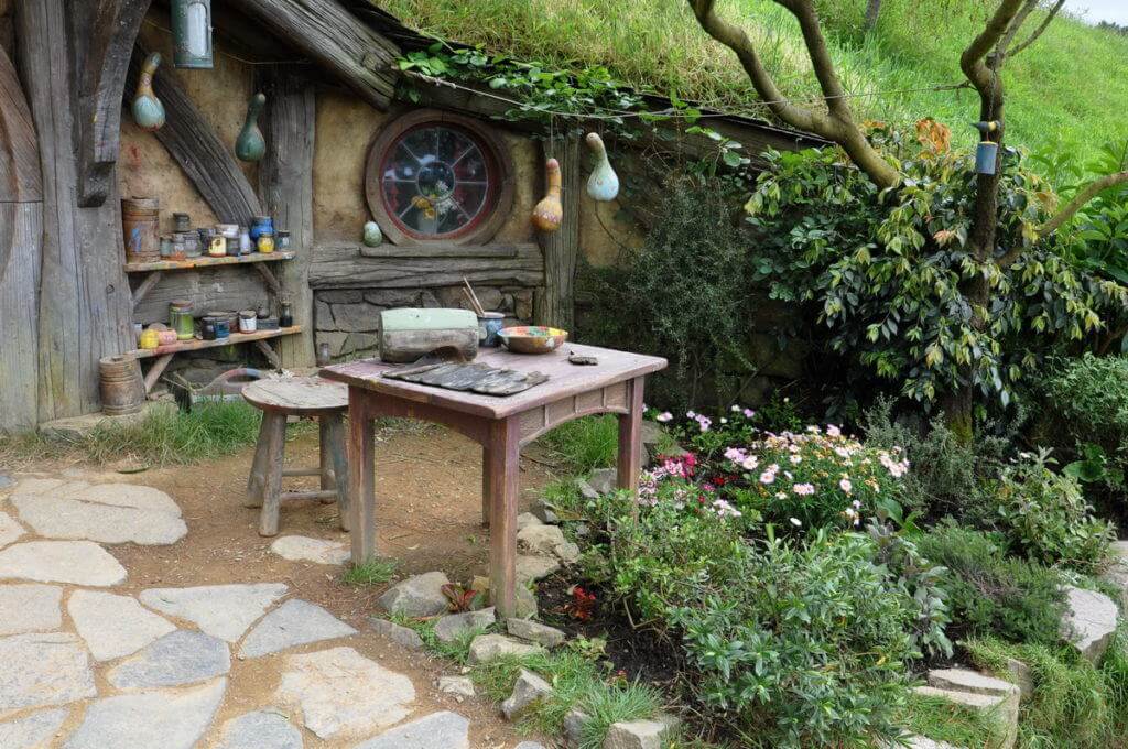 gourd-artists-painting-table-at-hobbiton-movie-set-new-zealand