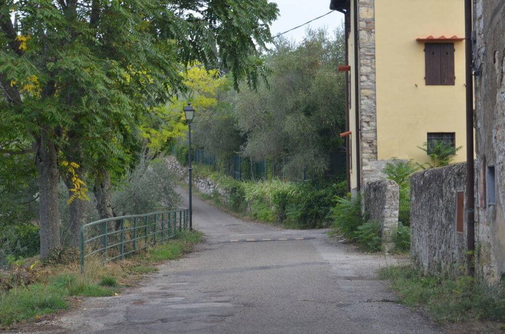 An image of a scenic laneway through a village in Tuscany, Italy. Photography by Frame To Frame - Bob and Jean