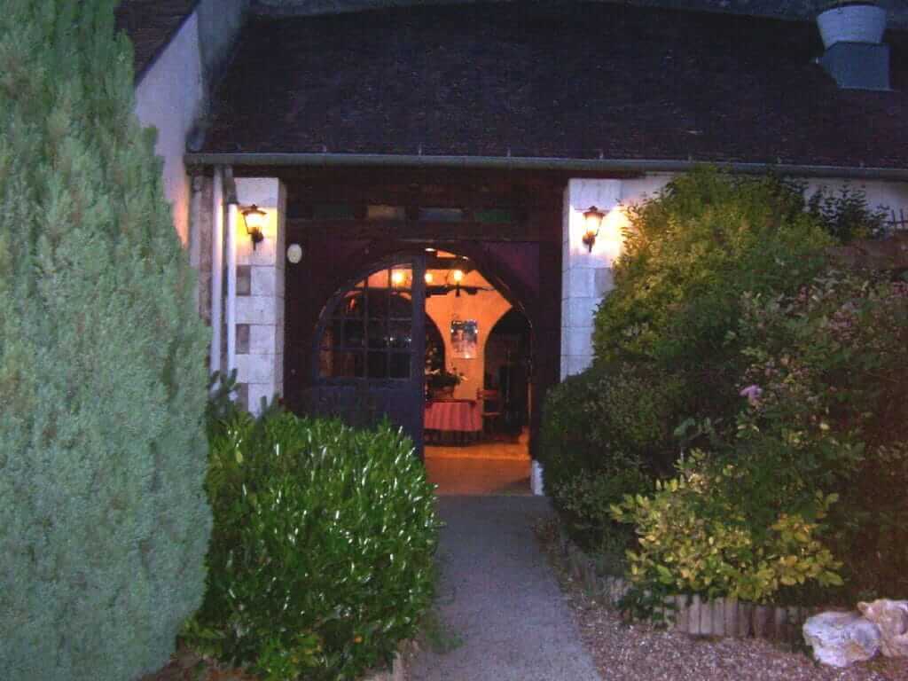 An image of the entrance doors to Côté Cave Restaurant in Montlouis-Sur-Loire in France.