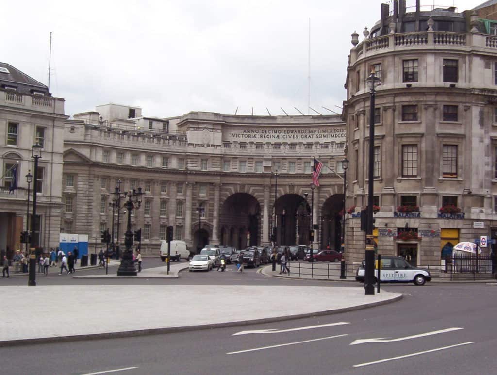 An image of the Admiralty Arch in London, England.