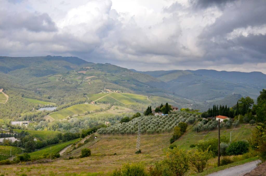 Image of the countryside and hills near San Gimignano in Italy.