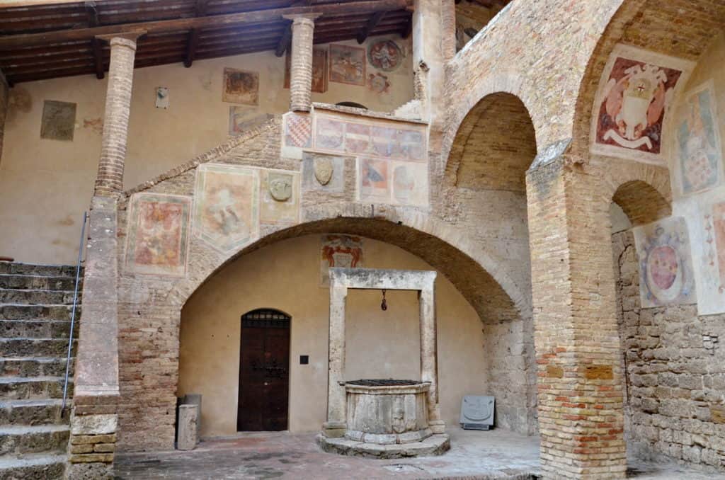 Image of the water well near Palazzo Communale, also known as Palazzo del Popolo in San Gimignano, Italy.