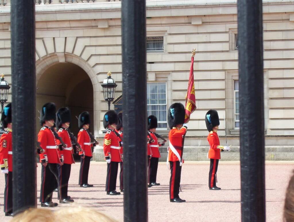 queen's guard in the forecourt, buckingham palace, london, england