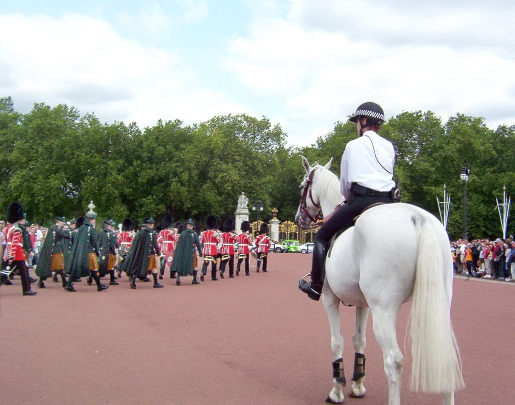 the old guard departs for wellington barracks, london, england