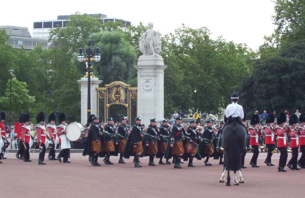 queen's guard arriving at buckingham palace, london, england