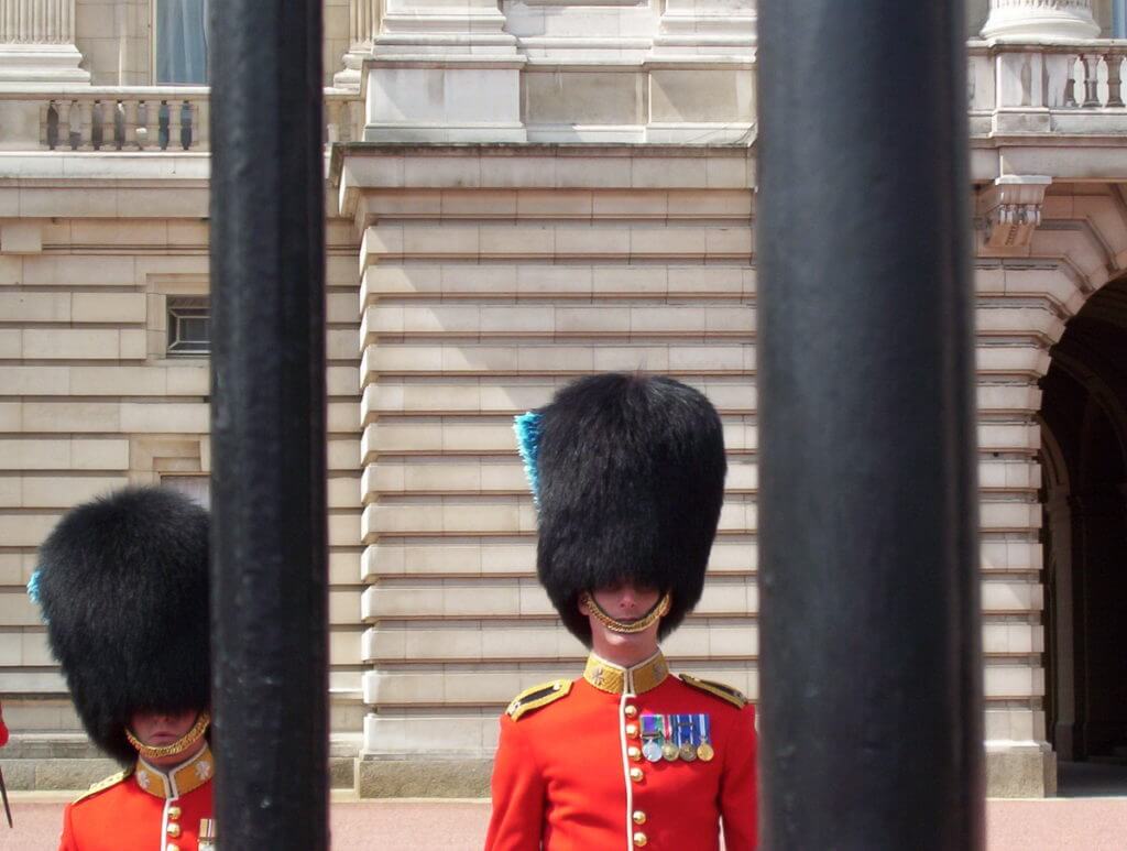 irish guards, buckingham palace, london, england