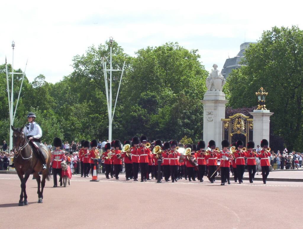 regimental band led by an irish wolfhound, buckingham palace, london, england