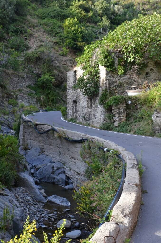 sinuous road, vernazza, cinque terre, italy