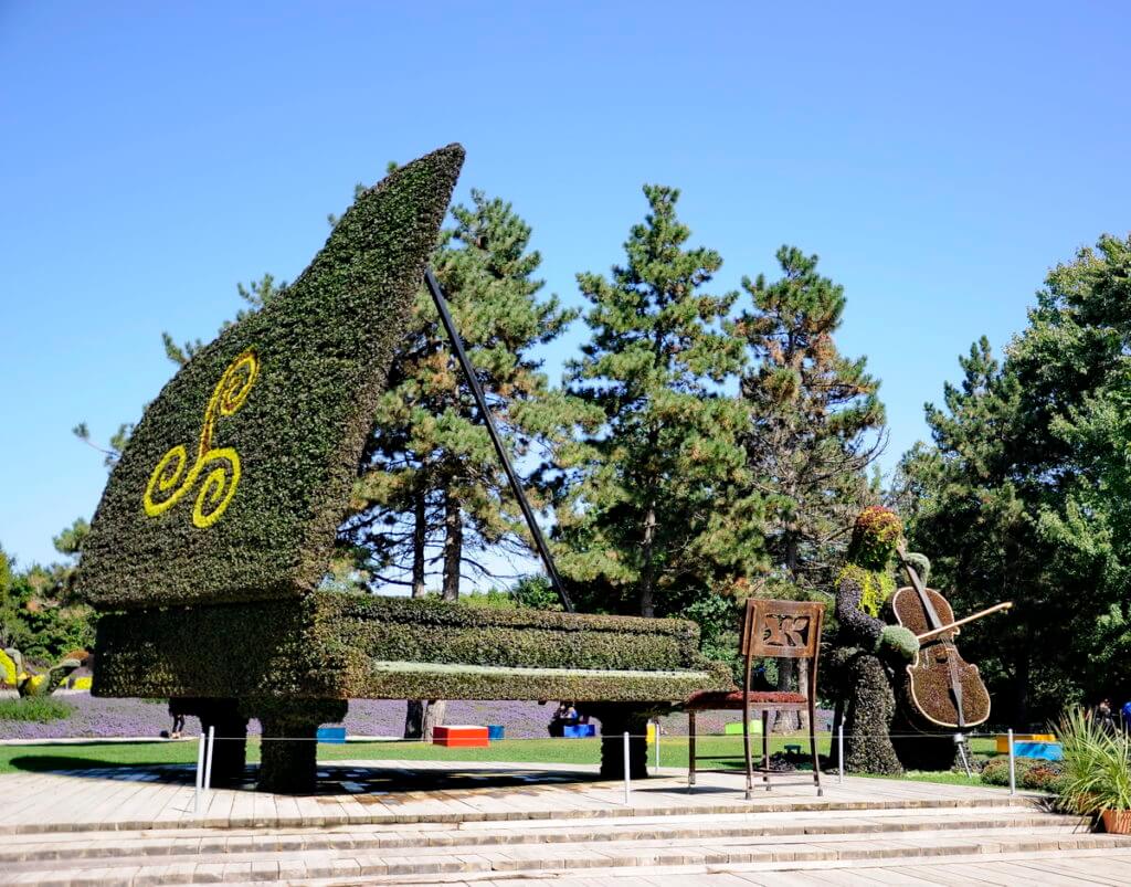 glenn gould's piano, mosaiculture 2018, gatineau, quebec, canada