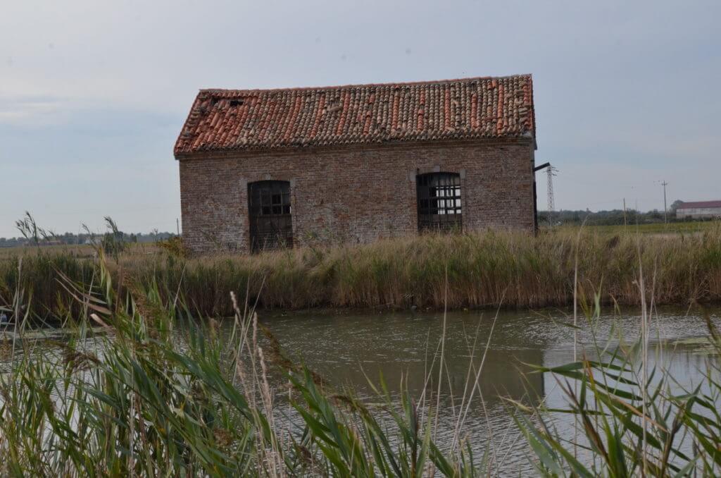an abandoned stone house, parco regionale veneto del delta del po, po river delta, italy