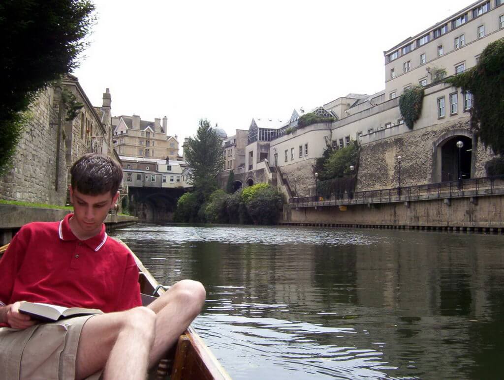 a punt near pulteney bridge, avon river, bath, england
