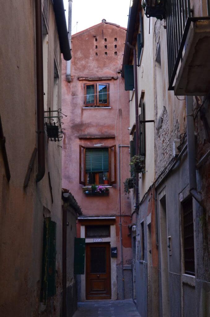 a dead end alley, venice, italy