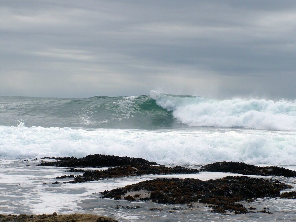 image of huge waves at mossel bay, south africa