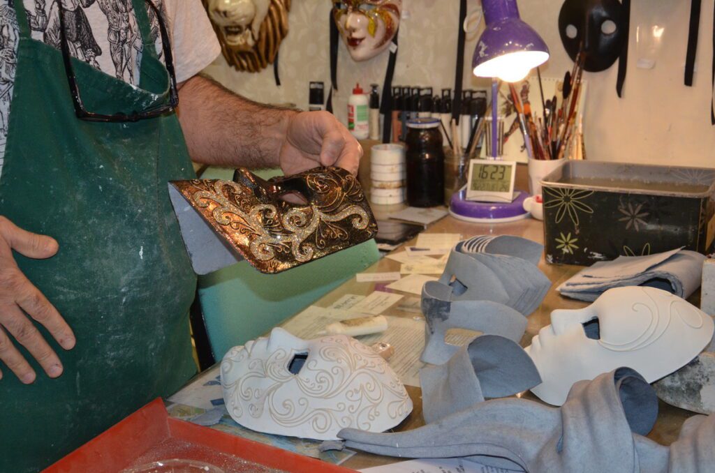 image of a bauta mask, venice, italy