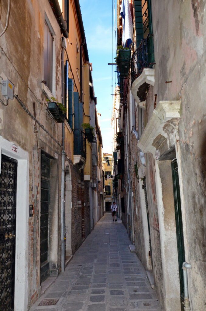 image of a very narrow alleyway, venice, italy