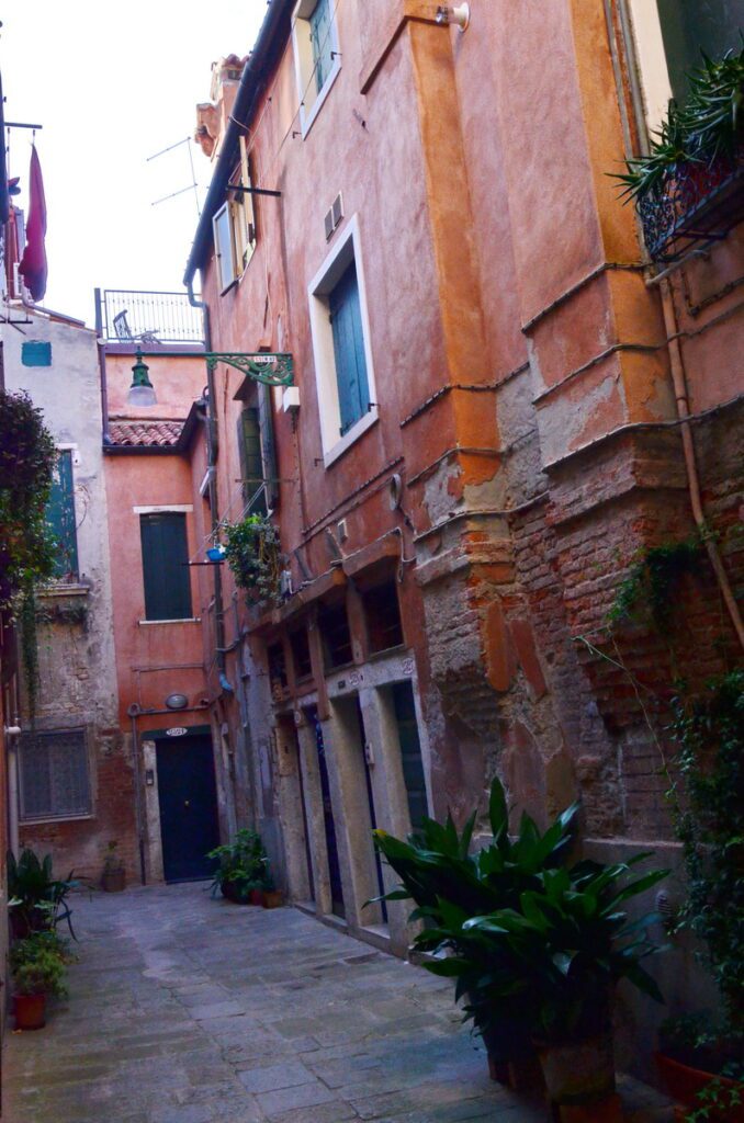 image of dead end street, venice, italy