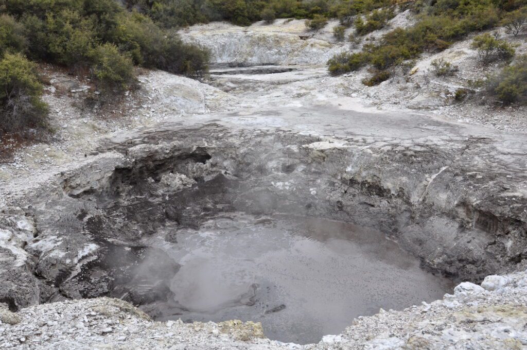 image of devil's ink pots, wai-o-tapu thermal wonderland, new zealand