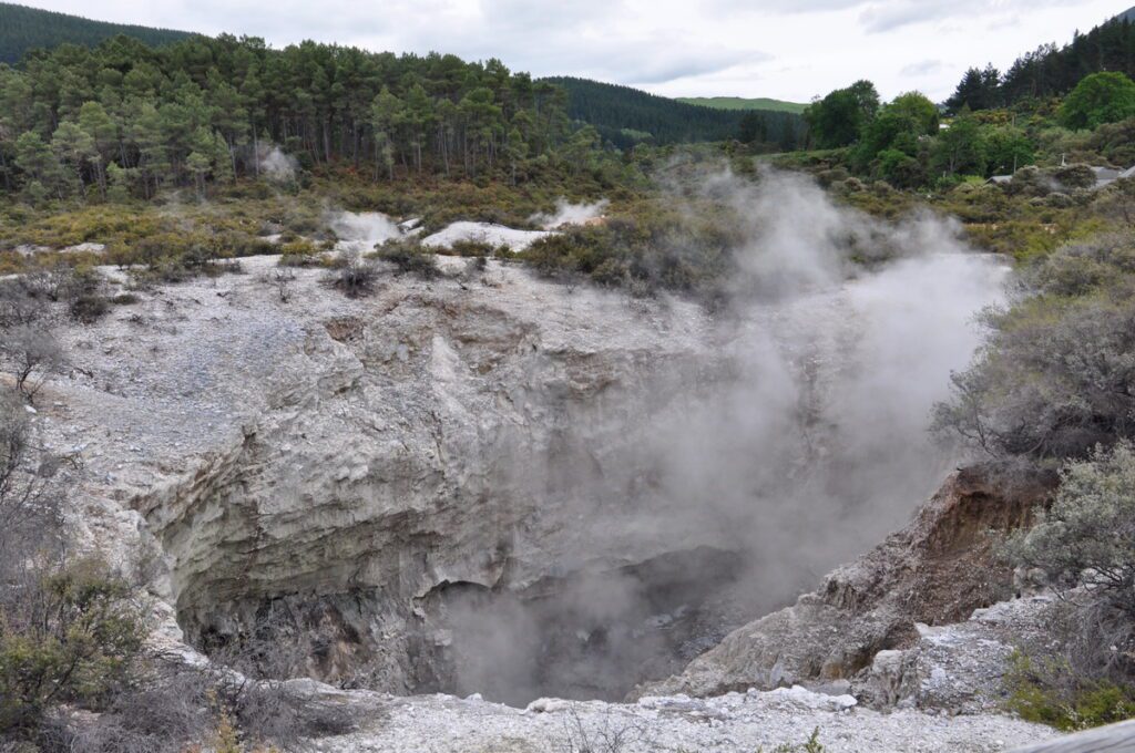 image of devil's ink pots, wai-o-tapu thermal wonderland, rotorua, new zealand