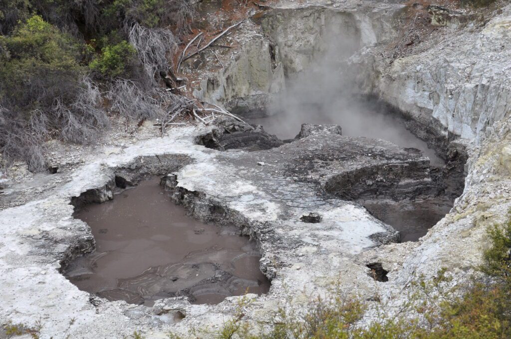 image of devil's ink pots, wai-o-tapu thermal wonderland, new zealand