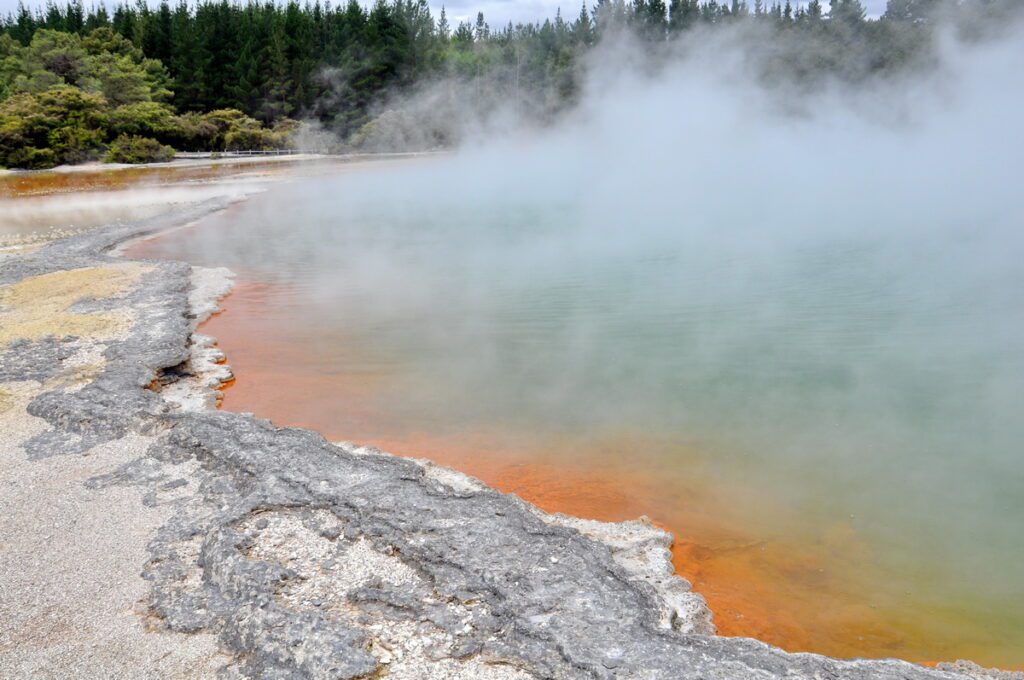 image of champagne pool, wai-o-tapu thermal wonderland, new zealand