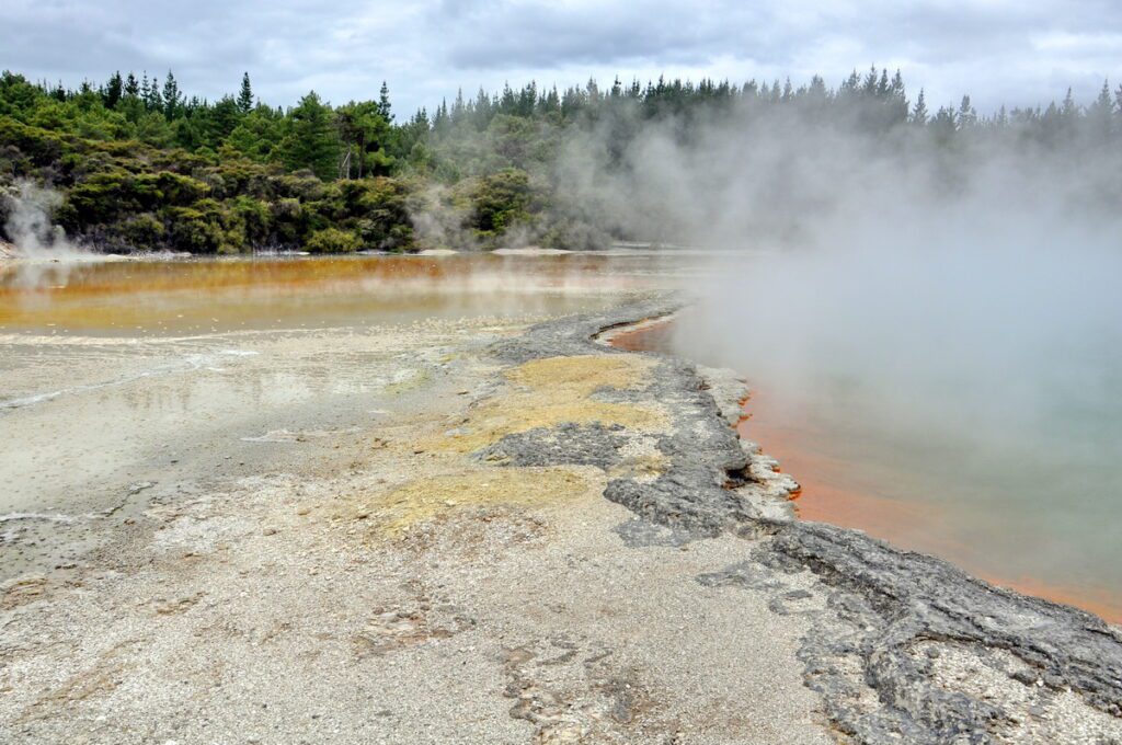 image of champagne pool, wai-o-tapu thermal wonderland, new zealand