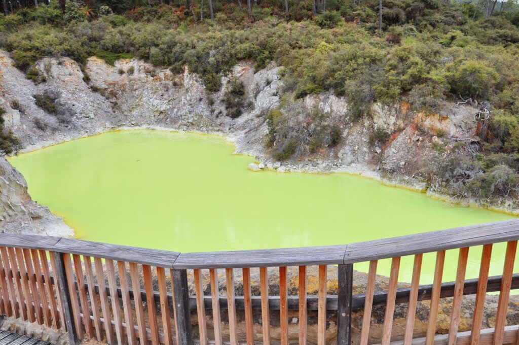 image of devil's bath, wai-o-tapu thermal wonderland, new zealand