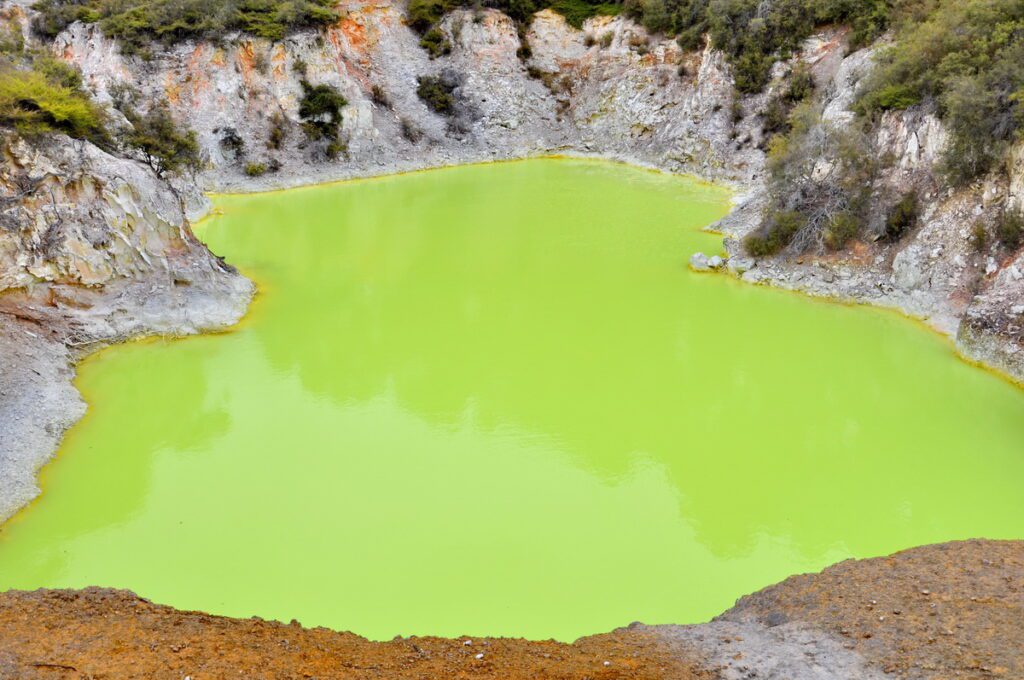 image of devil's bath, wai-o-tapu thermal wonderland, new zealand