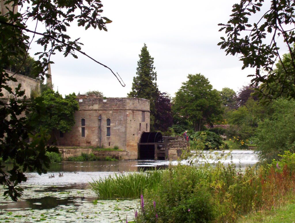 image of warwick castle and avon river, england