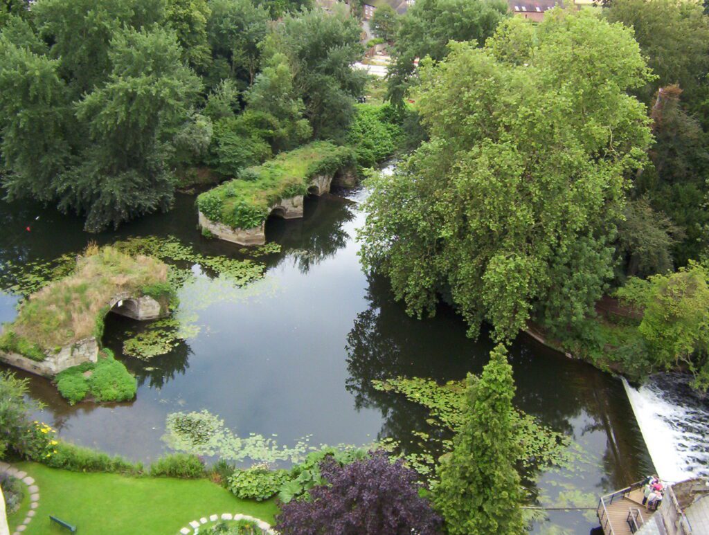 image of the original bridge across Avon River, Warwick Castle, England