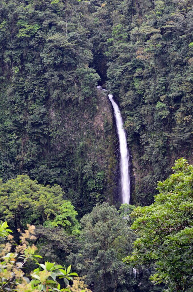image of la fortuna waterfall, la fortuna, costa rica 